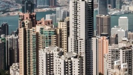 Все повече собственици на жилища в Хонконг продават имотите си и емигрират