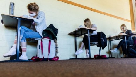 Дистанционно обучение на учениците за три седмици може да овладее пандемията