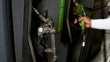 С една средна заплата в България могат да се купят  454 л бензин