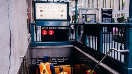 Dow започва седмицата надолу с 320 пункта