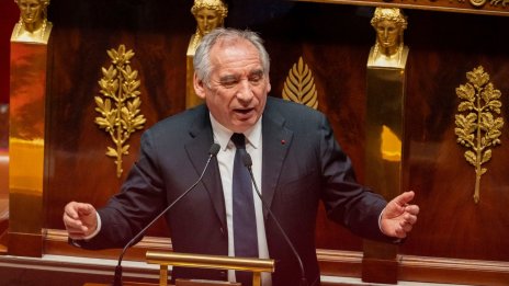 Премиерът на Франция оцеля в борбата за бюджета, но пак е хванат в капан