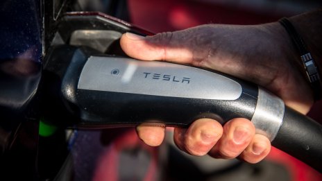 Японски доставчик на Tesla ще се конкурира с Китай при материалите за батерии