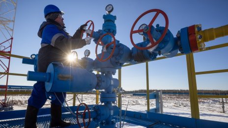 Приходите от петрол и газ на Русия са се сринали с почти 50%