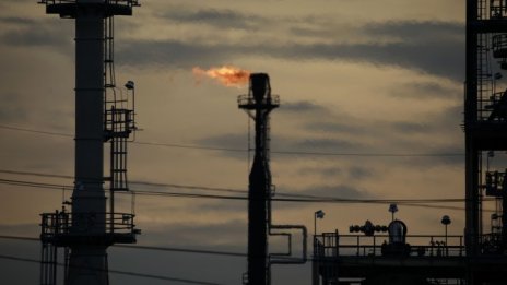 Петролът отново поскъпва, анализатори повишават ценовите прогнози*