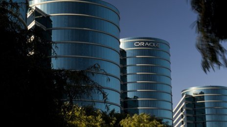 Печалбата на Oracle намалява наполовина