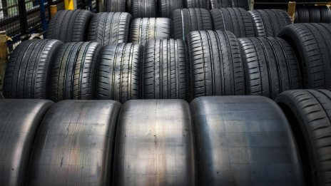 Акциите на Michelin поевтиняват заради понижените прогнози на доставчика на гуми
