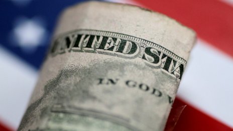 Доларът стартира новата седмица с печалби