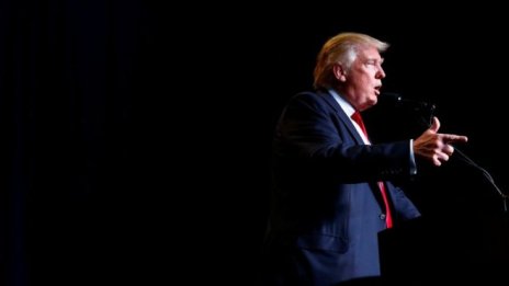 Тръмп обмисля нов указ за имиграцията