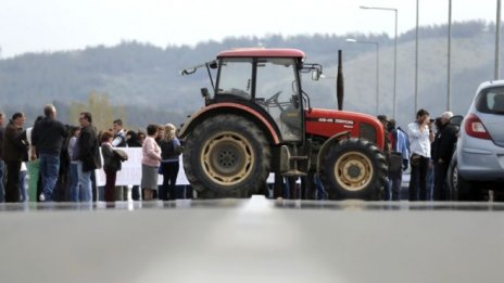 Гръцките фермери продължават с протестите