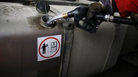 Кабинетът отлага с половин година тежките регулации за петролния бизнес