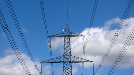 Великобритания понижава сметките за ток за бизнеса преди представянето на бюджета