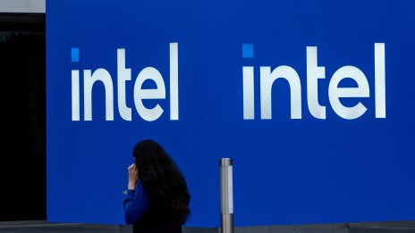 Intel преговаря за привличането на AMD за клиент