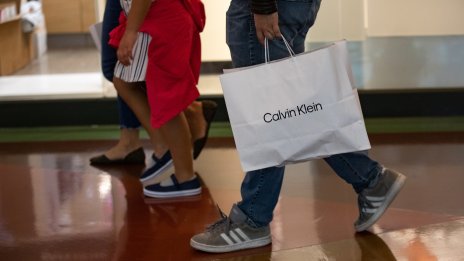Собственикът на Calvin Klein очаква минимален ръст на продажбите през 2025 г.