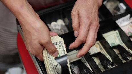 Американските продажби на дребно започват годината с рязък спад