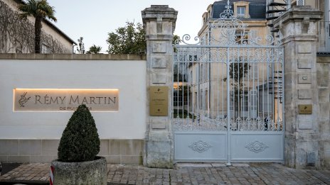 Силното търсене на коняк в Азия стимулира продажбите на Remy Cointreau