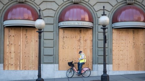 Британското звено на собственика на Victoria’s Secret търси помощ от кредиторите