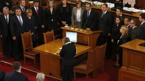 FT: Ще рестартира ли икономиката планът Орешарски?