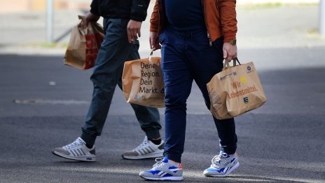 Оборотите в германската търговия на дребно спадат 