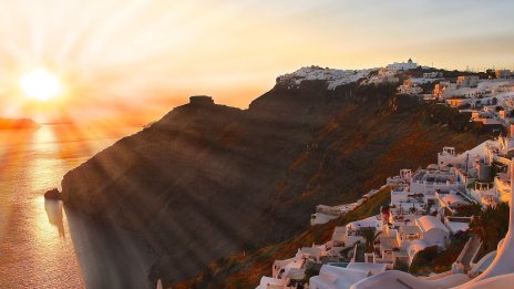 Круизните компании се завръщат в Санторини след серията земетресения