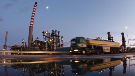 Петролът започва новата седмица с поскъпване