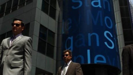 Приходите и печалбата на Morgan Stanley спадат наполовина за тримесечието