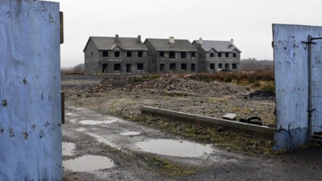 Ирландия започва да събаря строителните паметници на кризата