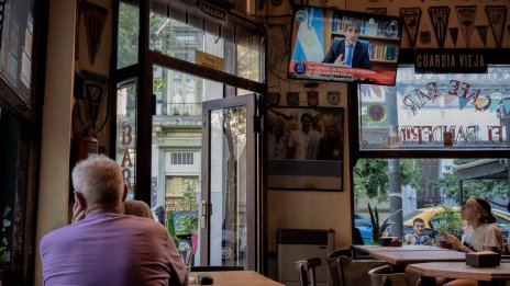 Аржентина девалвира рязко валутата си като част от шокови икономически мерки