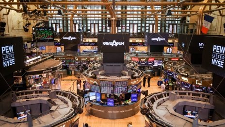 S&P 500 се покачи до нов рекорден връх*