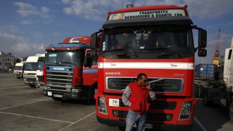 Португалските шофьори на горива спират стачката за преговори с работодателите