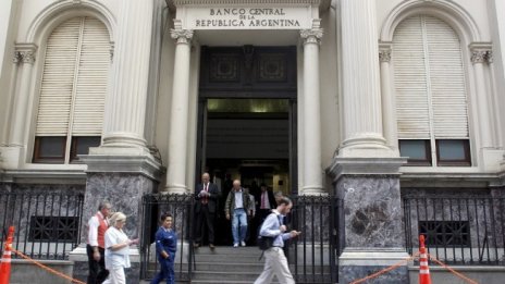 Две агенции понижиха рейтинга на Аржентина в края на една драматична седмица