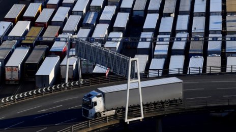 Заплахата за нови американски мита удря ЕС в неподходящо време
