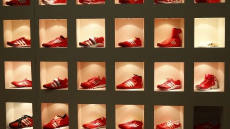 Adidas отчете силни резултати през второто тримесечие