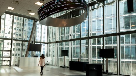 FTSE 100 завърши деня на рекорден връх, въпреки че Stoxx 600 започна седмицата на червено