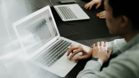 Корпоративният оптимизъм за AI се сблъсква със страхове за работните места