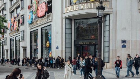 Войните за магазини на Шанз-Елизе показват глобалната надпревара за първокласни имоти