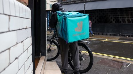 Deliveroo планира да върне повече средства към акционерите