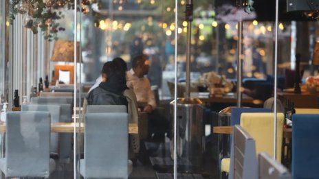 Ресторантьори: Почти половината заведения са със 100% ваксиниран персонал