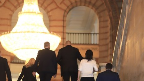 За първи път от години: Властта в МС бе предадена без публична церемония