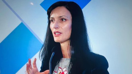 Мария Габриел: Правителството ще издържи, докато има диалог и разум