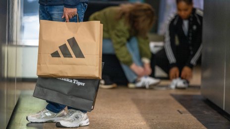 Търсенето на ретро модели маратонки носи успехи на Adidas