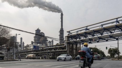 Опасенията за търсенето понижават цената на петрола*