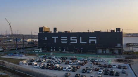 Заводът на Tesla в Китай остава затворен до края на месеца