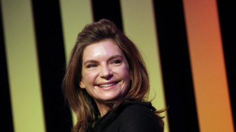 Основателката на Net-a-Porter напуска компанията