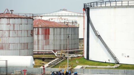 Петролът стартира седмицата със спад в цената