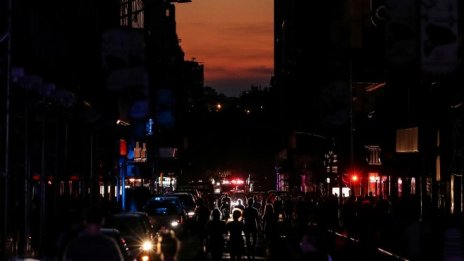 Авария остави 72 000 жители на Ню Йорк на тъмно