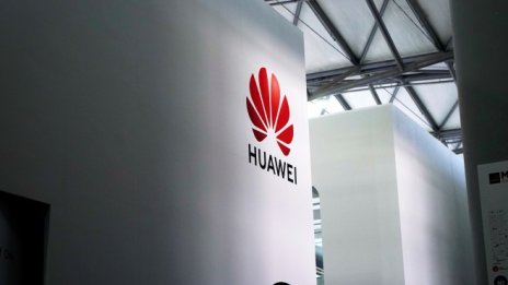 Huawei отвръща на удара със закриването на работни места в САЩ