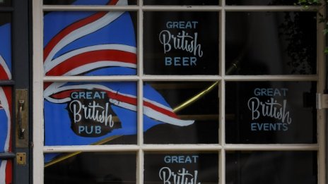 Не трябва да се правят трагедии от историческия срив на британския БВП