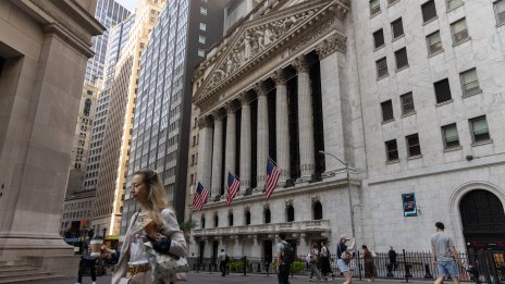 Dow се покачва след силни отчети, но Nasdaq спада заради разпродажбите при чиповете*