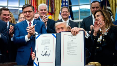 Край на парализата: Най-дългата блокада на правителството на САЩ приключи с подписа на Тръмп