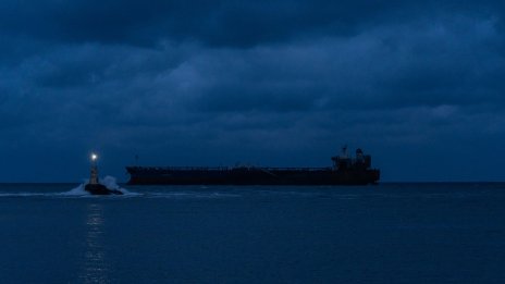 Иран затяга контрола над Ормузкия проток с пропускателни пунктове, дипломатически сделки и такси